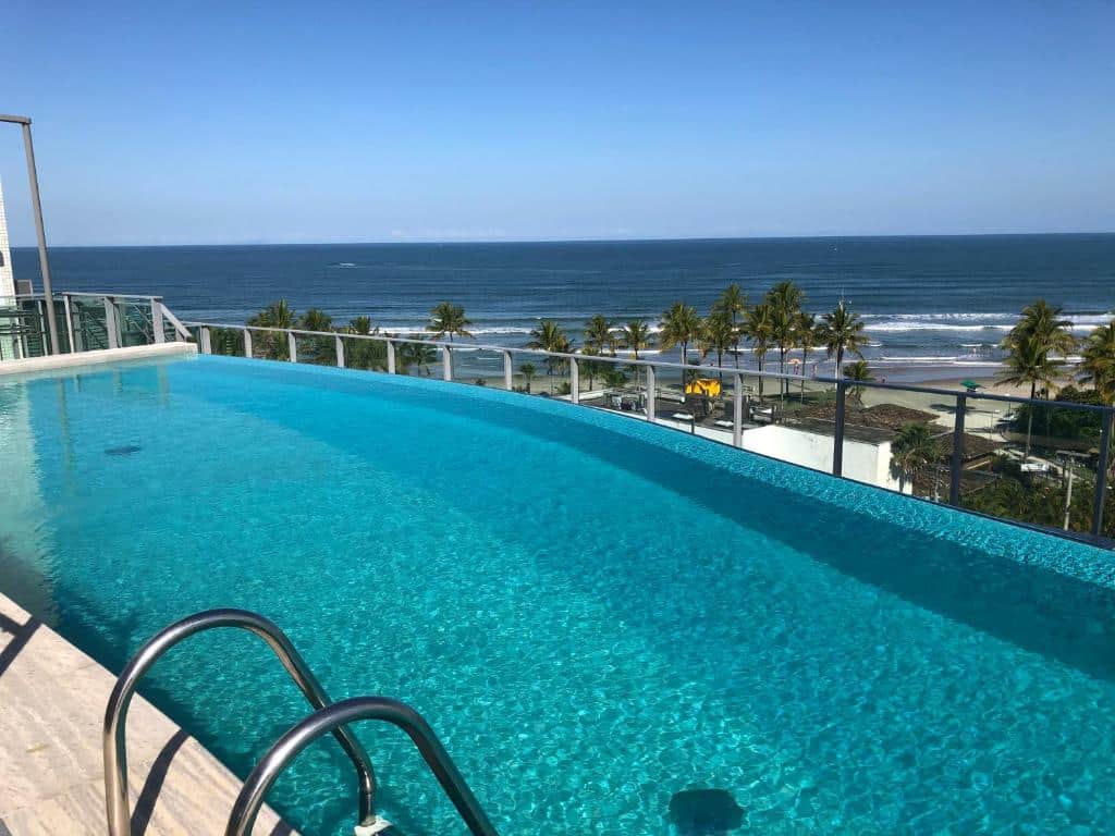 piscina com vista direta da cidade no Riviera front beach - Ed San Sebastian, airbnb na Riviera de São Lourenço