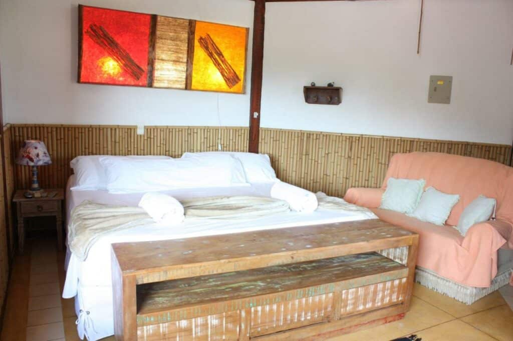 Quarto da Pousada Villa Nina, em Ilhabela, com cama ampla