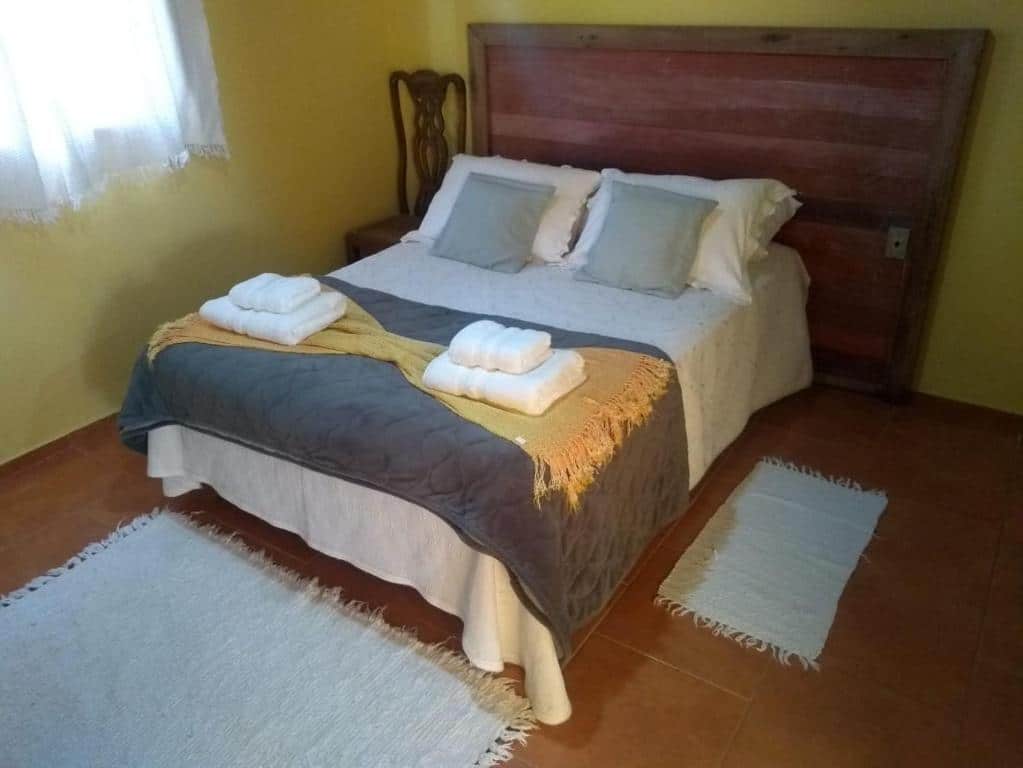 quarto com cama de casal da Casa Batista uma opção de airbnb em Tiradentes