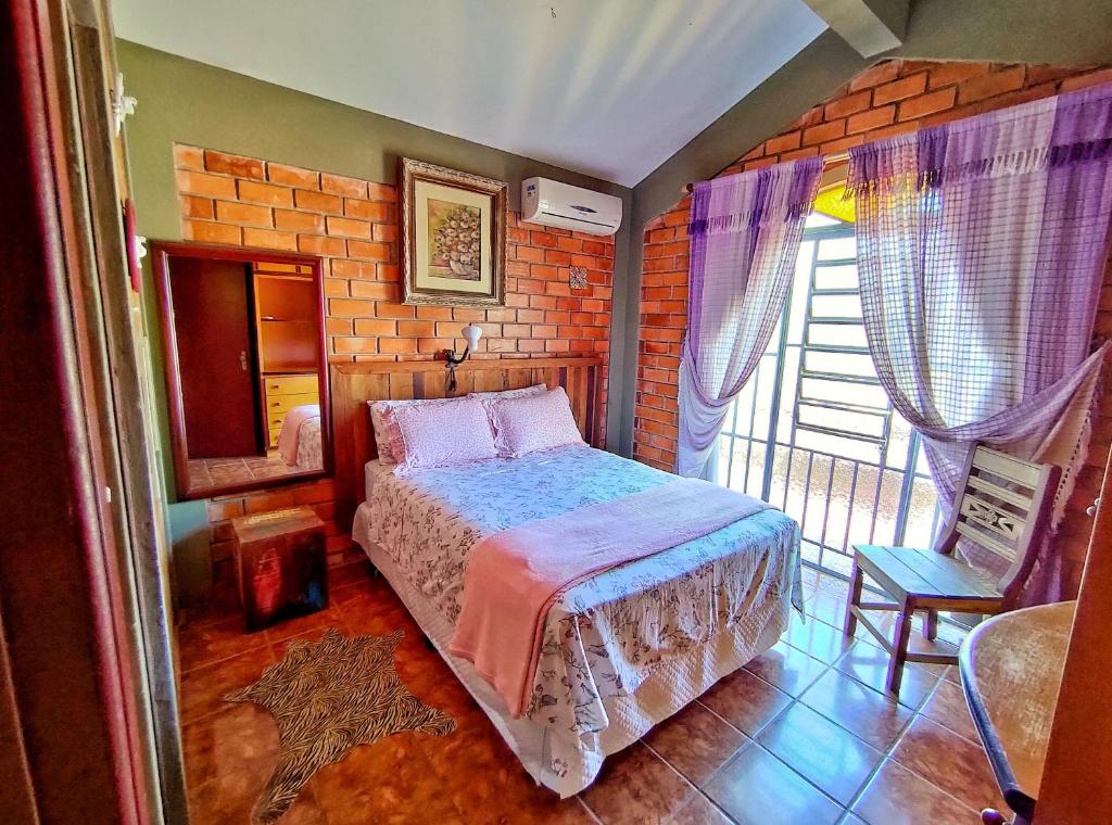 quadro com cama de casal na Casa Rústica em Florianópolis