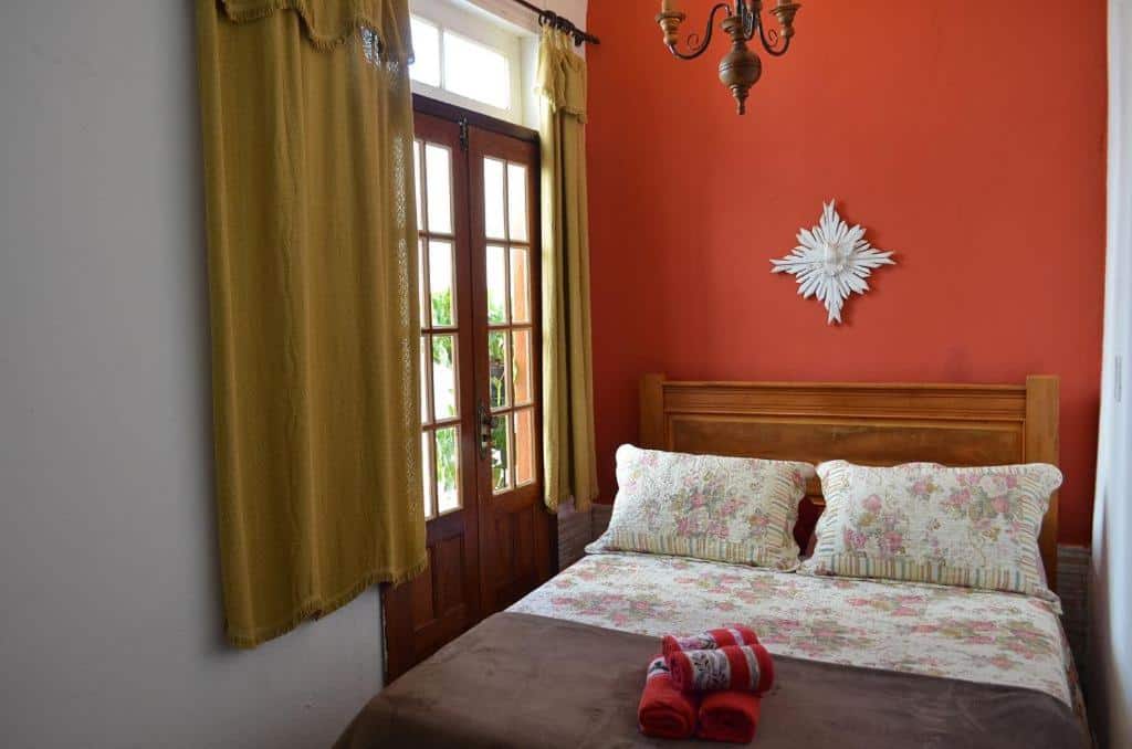 quarto com cama de casal do Pouso Da Mari em Tiradentes