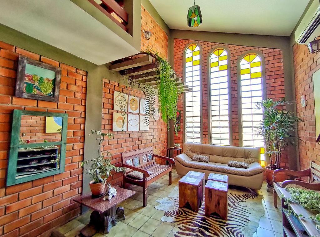 sala enorme com janelas da Casa Rústica uma opção de airbnb em Florianópolis