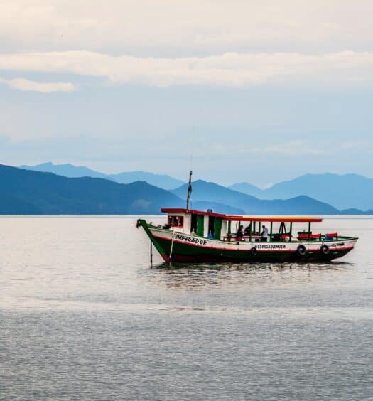 Imagem de um barco em meio ao mar, na cidade de São sebastião- Representa Airbnb da Praia da Baleia