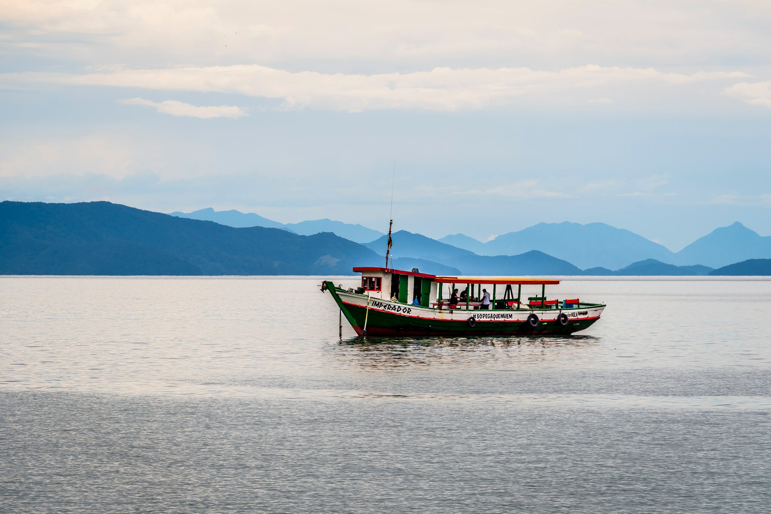 Imagem de um barco em meio ao mar, na cidade de São sebastião- Representa Airbnb da Praia da Baleia