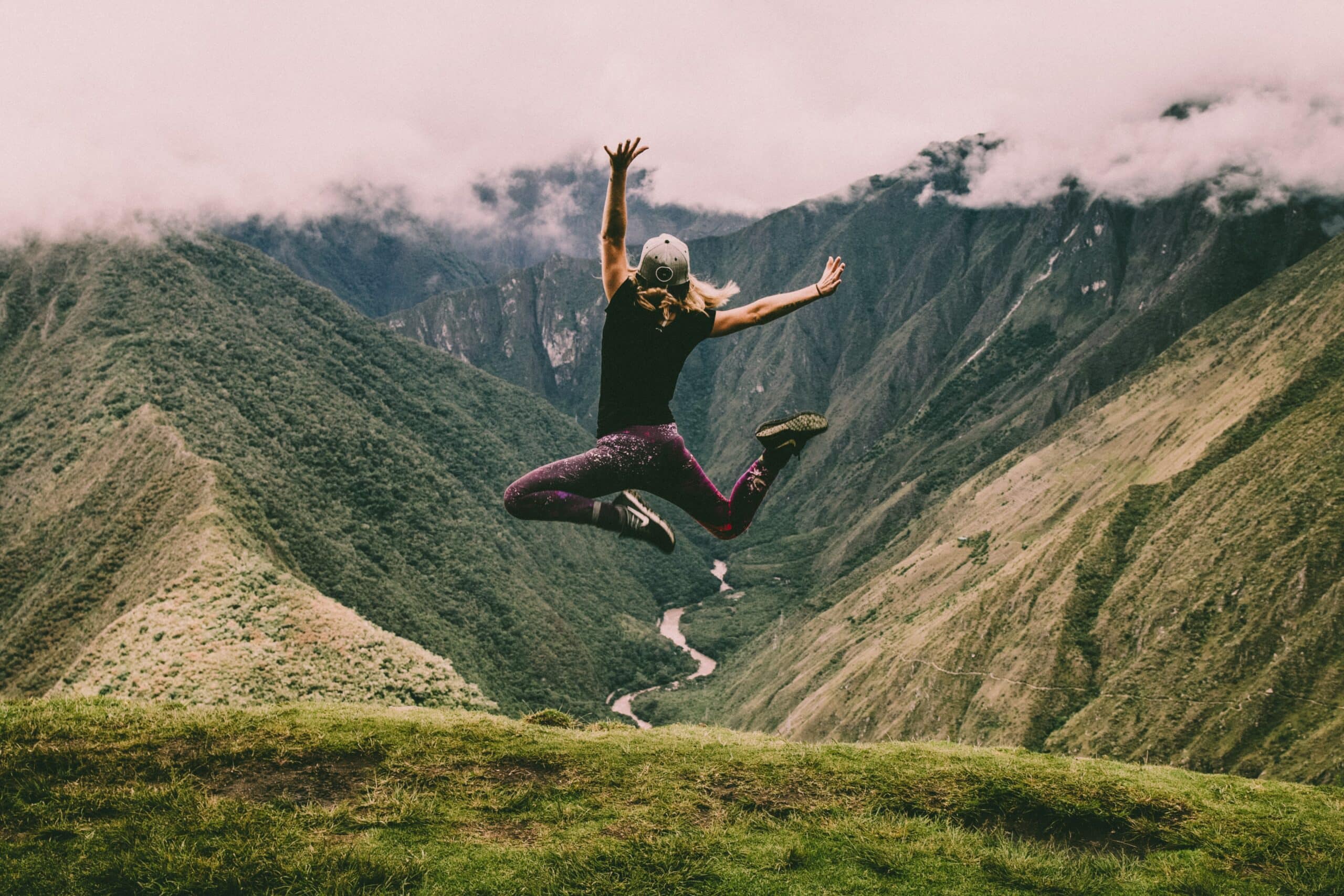 Pessoa pulando próximo a Machu Picchu