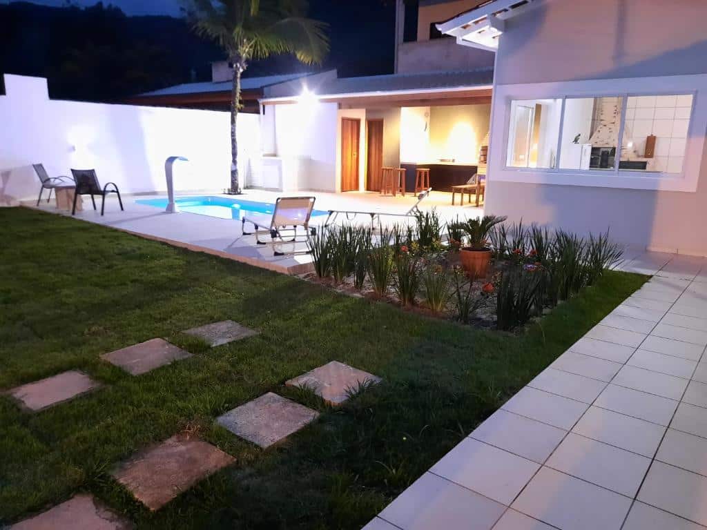 Gramado e piscina da casa na Vila Benatti
