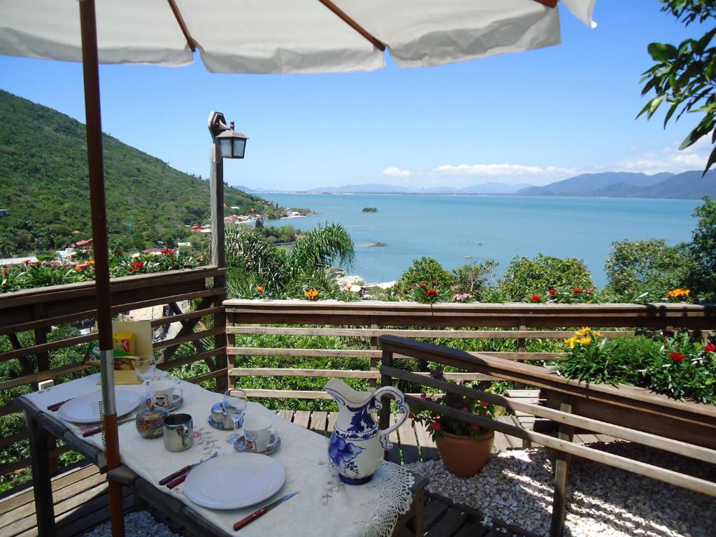vista na Casa na montanha com vista para o mar uma opção de airbnb em Florianópolis