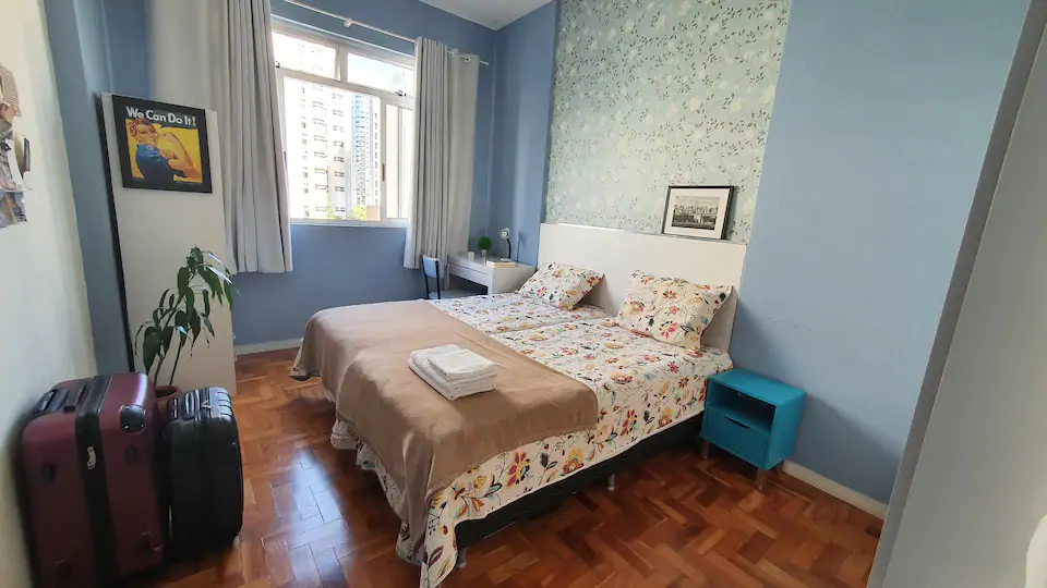 Quarto decorado com cama de casal para locação em Belo Horizonte.