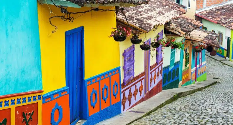 rua de casas coloridas em bogotá, na colômbia