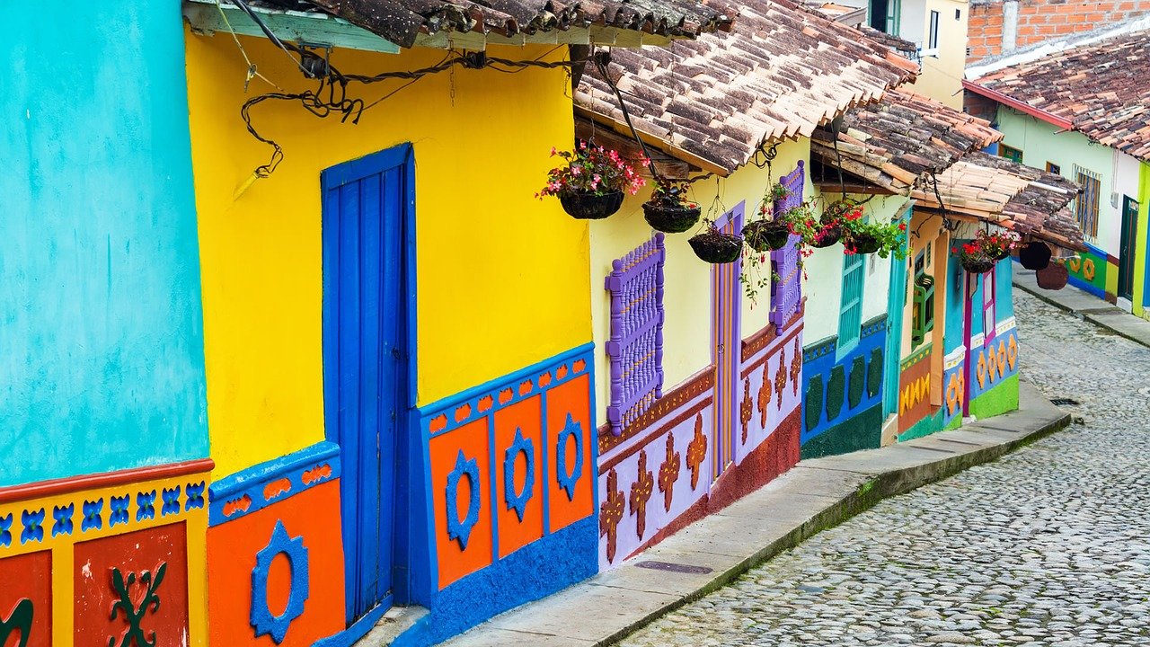 rua de casas coloridas em bogotá, na colômbia