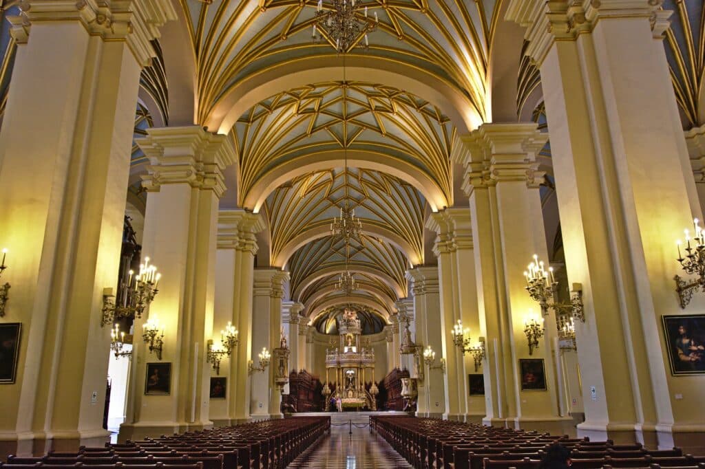 interior da catedral de limano peru