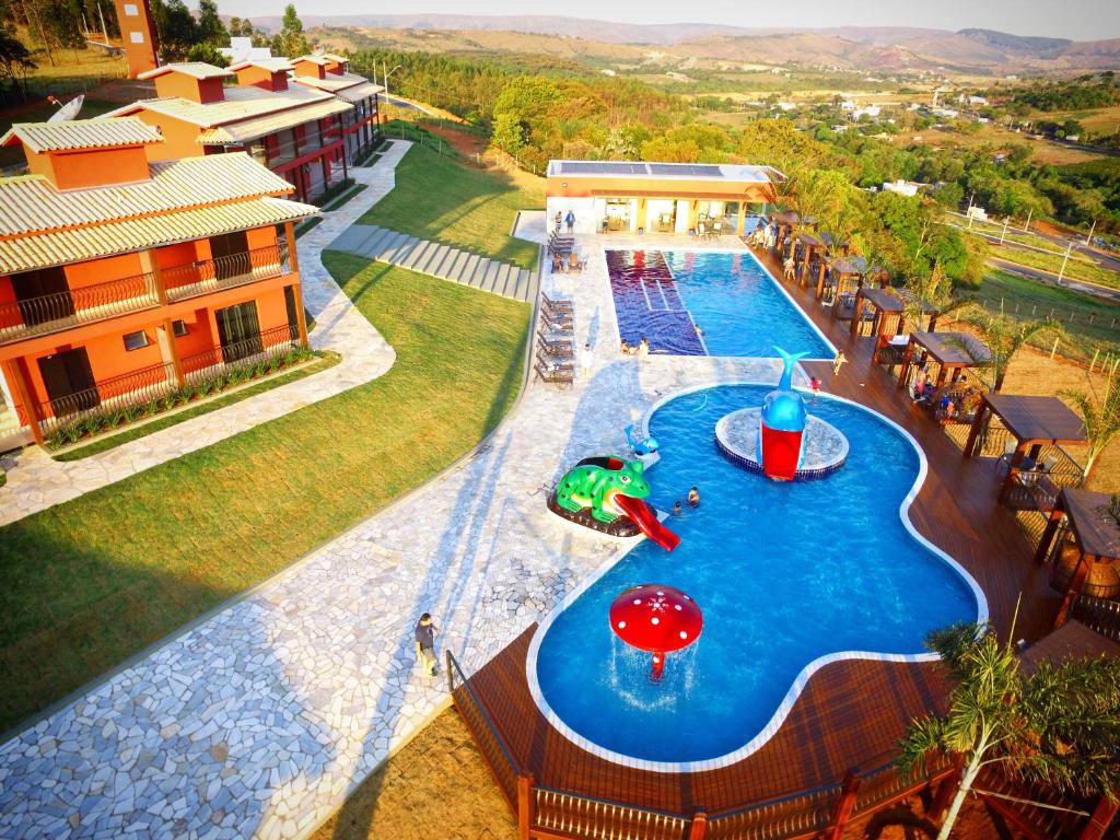Vista aérea da fachada e piscinas do Escarpas Resorts