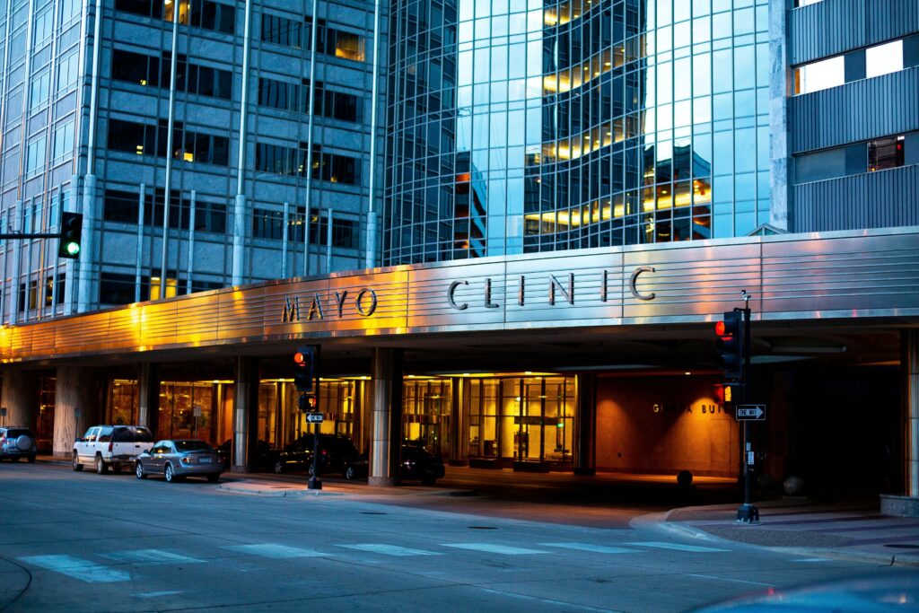 Frente do hospital Mayo Clinic na cidade de Rochester, em Minnesota, nos EUA