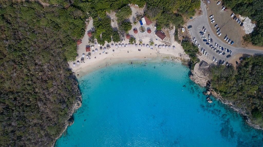 praia de grote knip com águas transparentes em curaçao