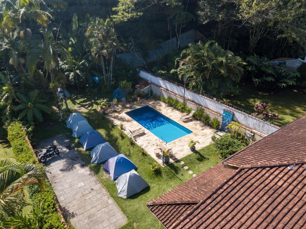 Área do Hostel Trópico de Capricórnio, uma das opções de onde ficar em Ubatuba, com piscina e barracas