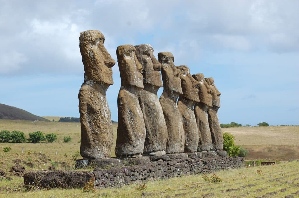 esculturas de pessoas do povo rapa nui na ilha de páscoa no chile