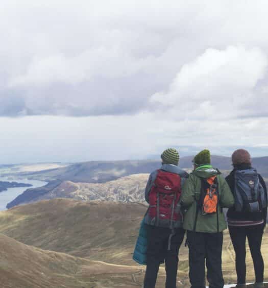 amigos olhando para a montanha Helvellyn no Reino Unido