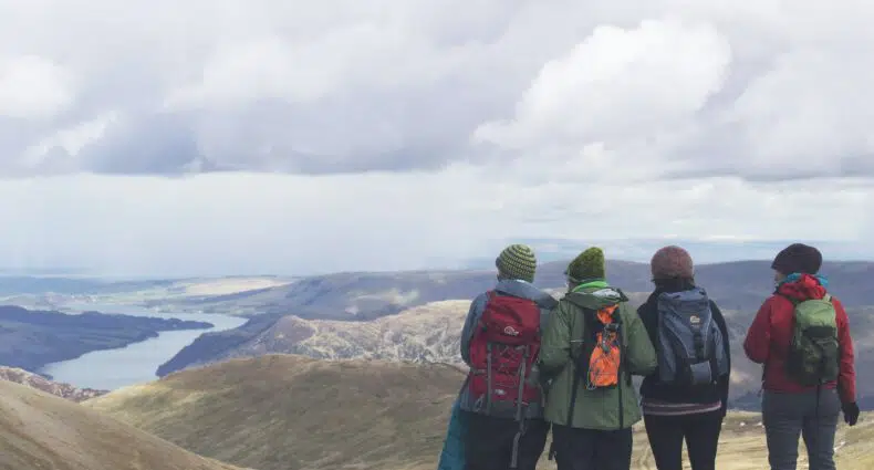 amigos olhando para a montanha Helvellyn no Reino Unido