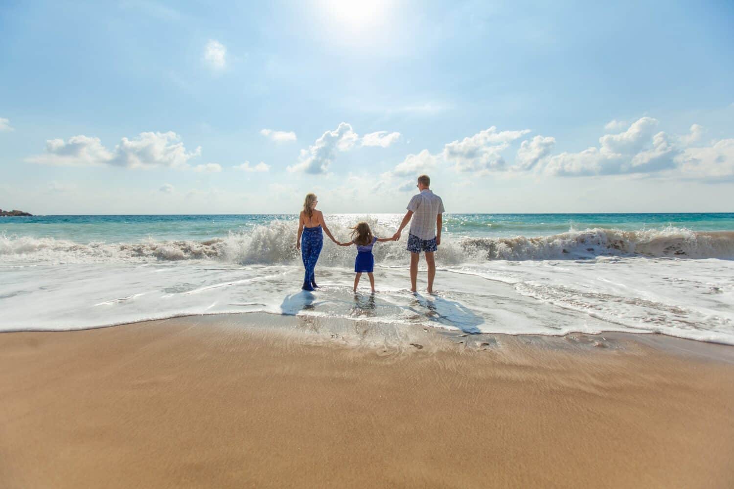 família com seguro viagem na praia de pafos no chipre