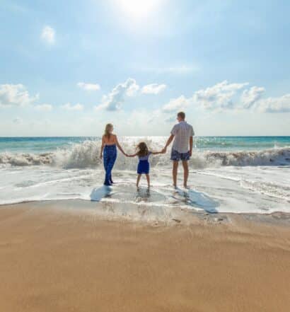 família com seguro viagem na praia de pafos no chipre