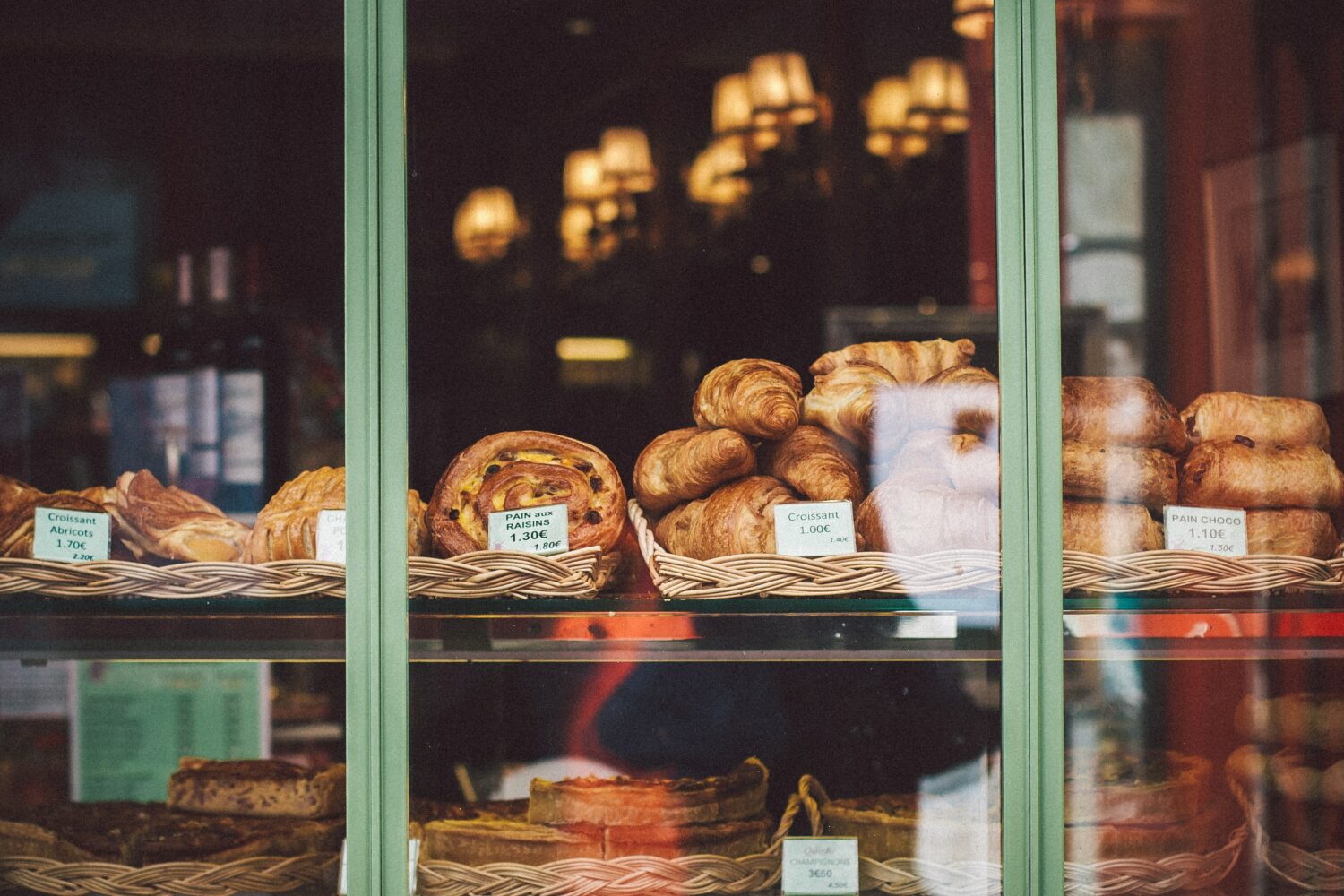 Foto de vitrine de boulangerie em Paris, ilustrando post de onde comer em Paris