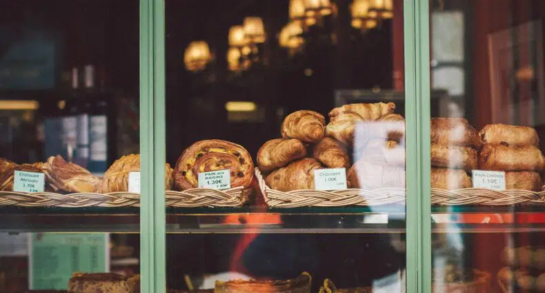 Foto de vitrine de boulangerie em Paris, ilustrando post de onde comer em Paris