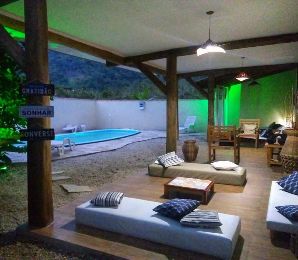 piscina com sofazinhos no Itamambuca Casa de Praia