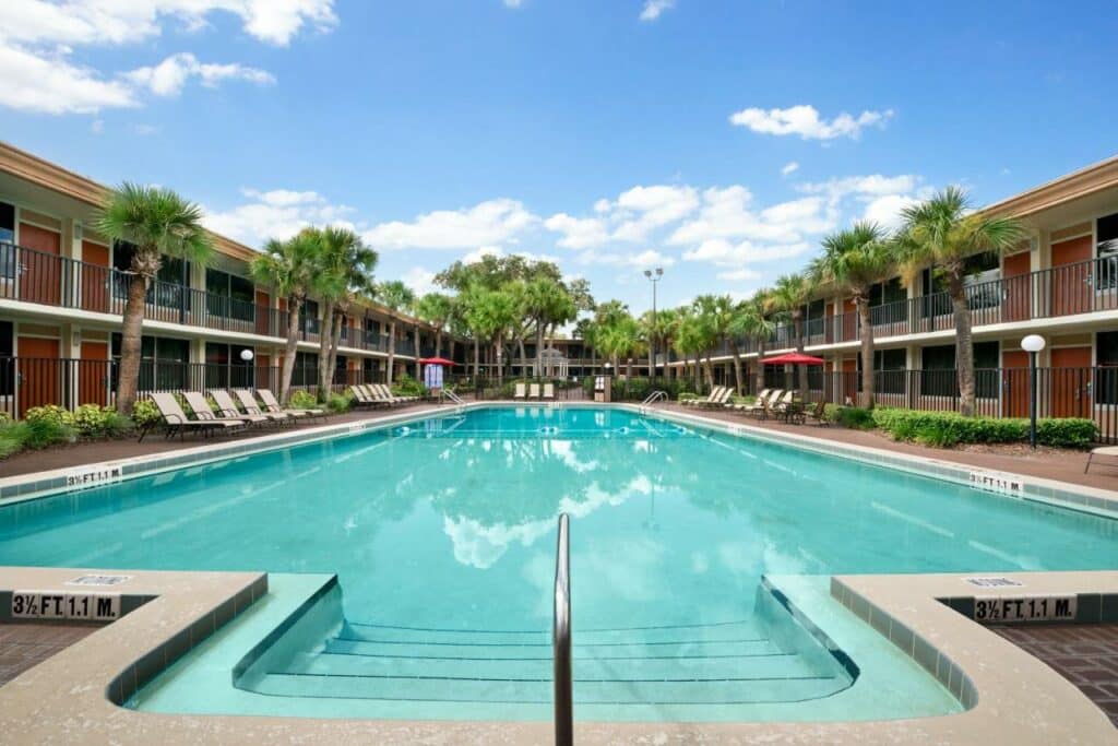 piscina do Ramada by Wyndham Kissimmee Gateway um dos hotéis baratos em Orlando
