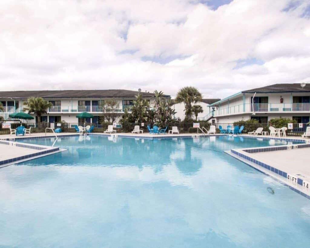 piscina do Rodeway Inn Maingate um dos hotéis baratos em Orlando