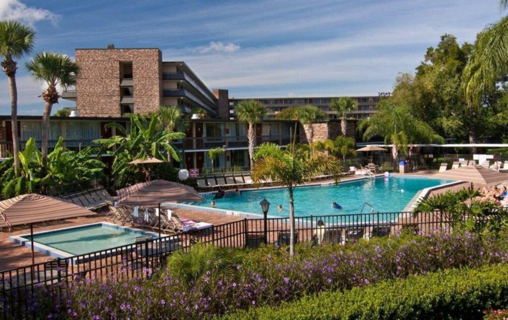 piscinas no Rosen Inn International Near The Parks um dos hotéis baratos em Orlando