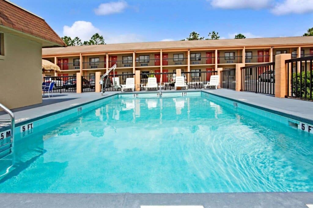 piscina do Super 8 by Wyndham um dos hotéis baratos em Orlando