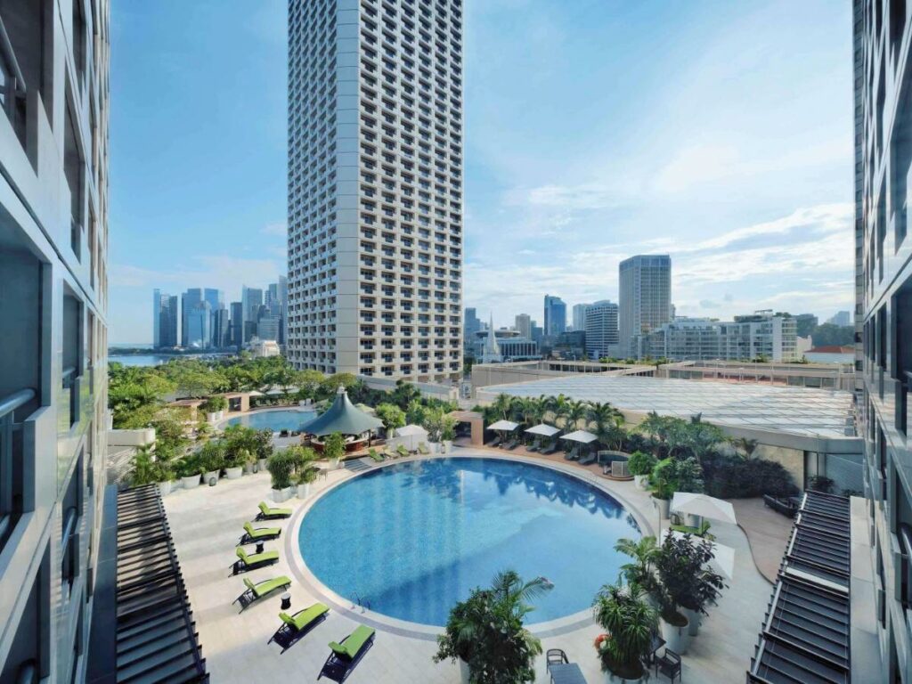 piscina redonda do Swissotel The Stamford um dos hotéis 5 estrelas em Singapura