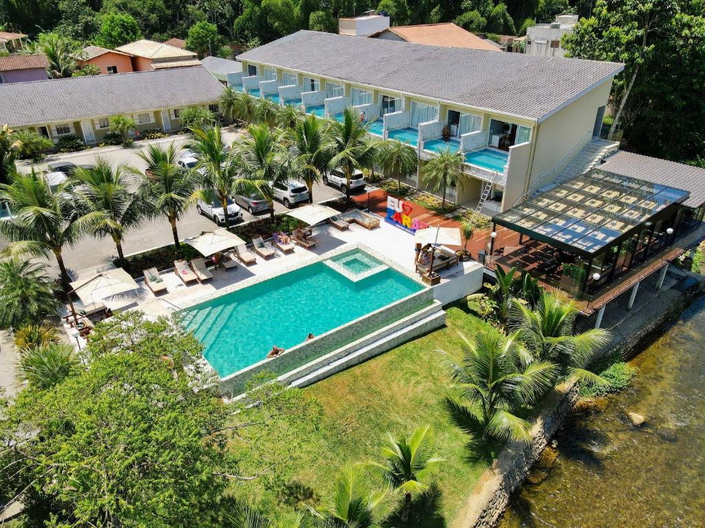 vista aérea da piscina e das piscinas privativas na Pousada Apple House Paraty