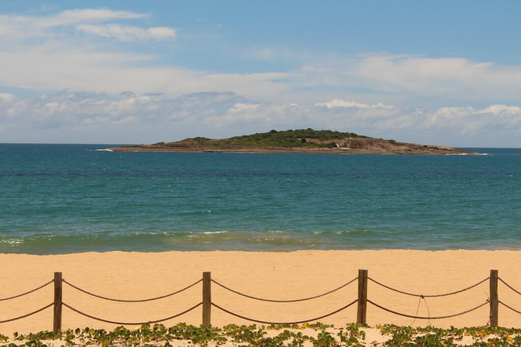 Praia de Itaparica com vista para ilha em Vila Velha