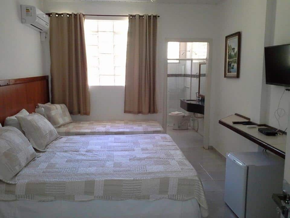 quarto com duas camas na Casa Poletto uma pousada em Morretes