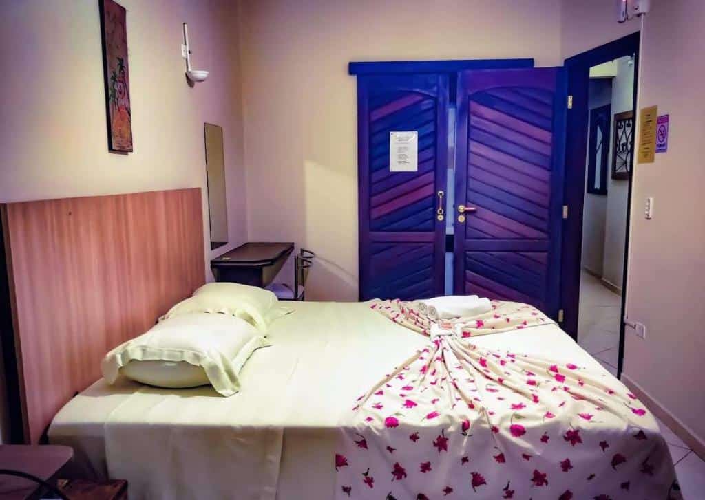 quarto com cama de casal no Pousada Bella em Morretes