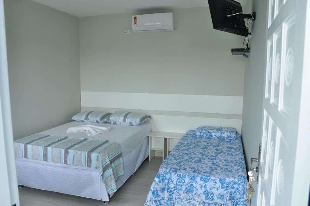 quarto com duas camas do Pousada Guanumbi em Morretes