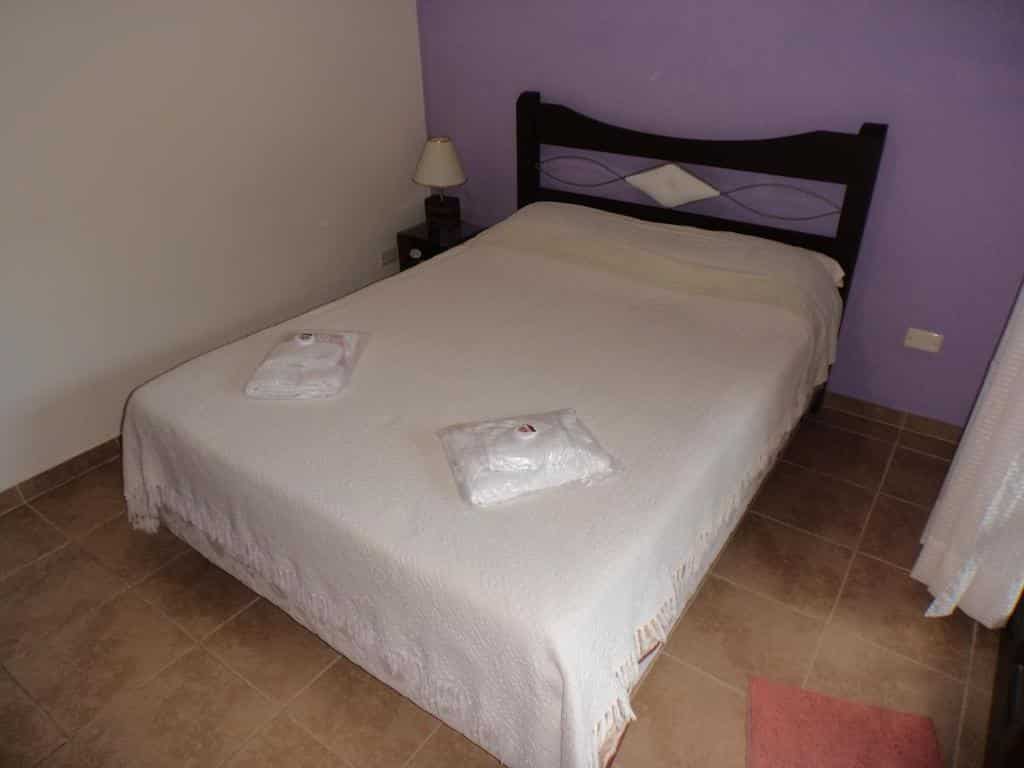 quarto com cama de casal na Pousada Itupava em Morretes