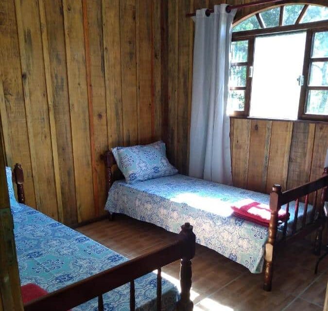 quarto com duas camas na Pousada Serra Verde em Morretes