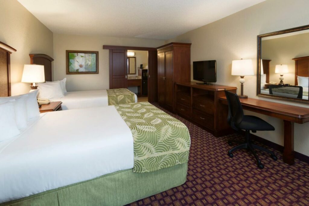 quarto do Rosen Inn International Near The Parks um dos hotéis baratos em Orlando