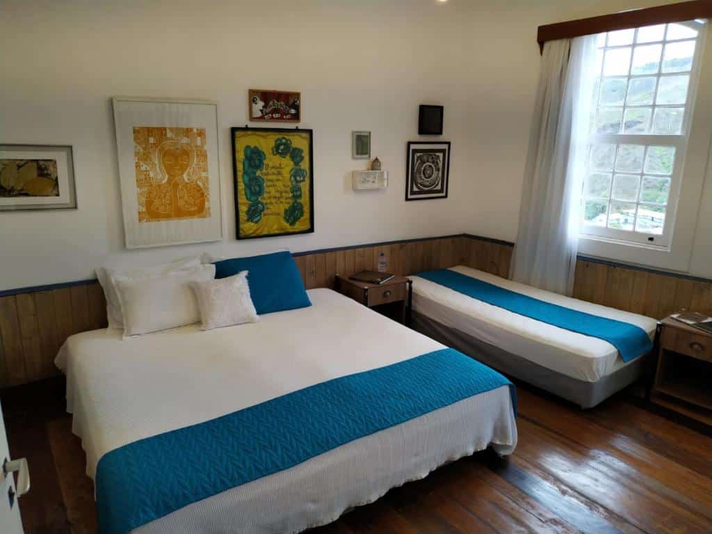 quarto da Casa do Chá Ouro Preto com uma cama de casal e uma cama de solteiro
