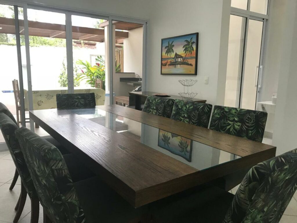 sala do Villaggio Juquehy com mesa