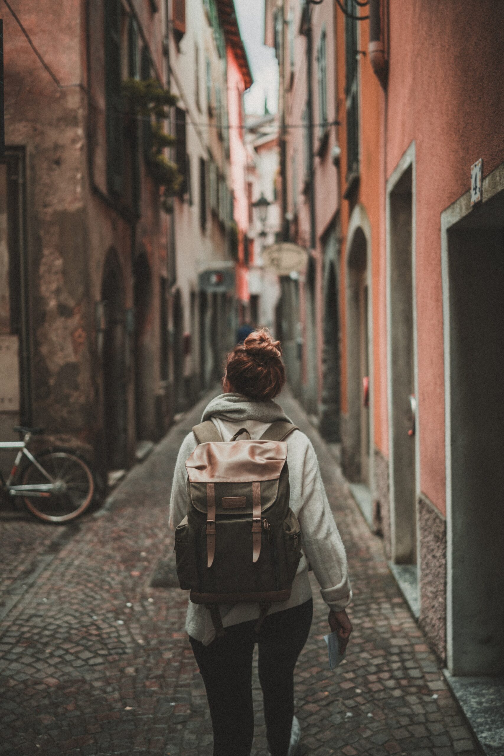 mulher caminhando pelas ruas da Itália
