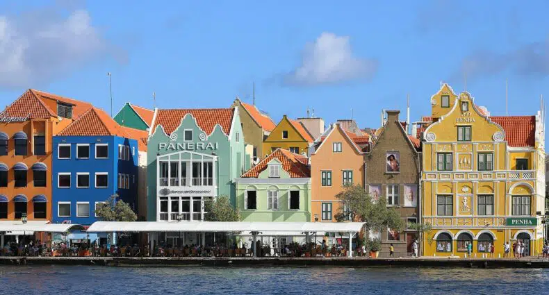 casas coloridas em willemstad em curaçao