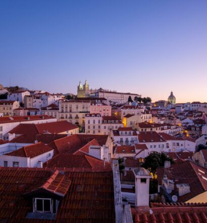 Vista de cima das casas do Bairro Alfama, em Lisboa, ilustrando o post sobre seguro viagem Portugal - Foto: Benjamin Pazdernik via Unsplash
