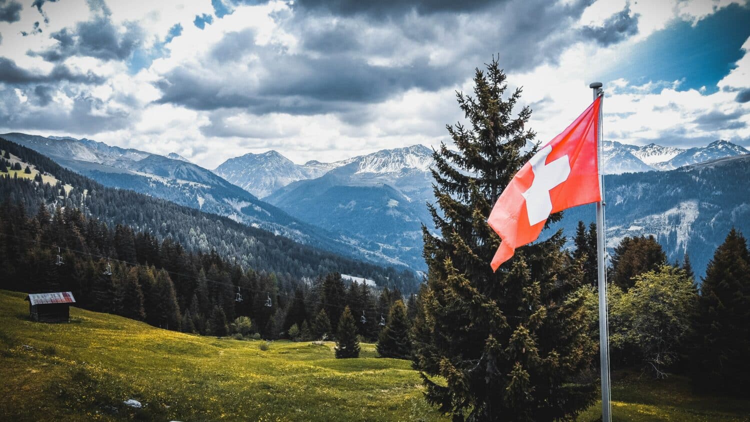 Bandeira da Suíça na montanha.