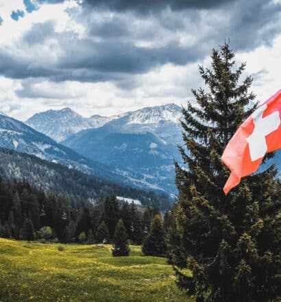 Bandeira da Suíça na montanha.
