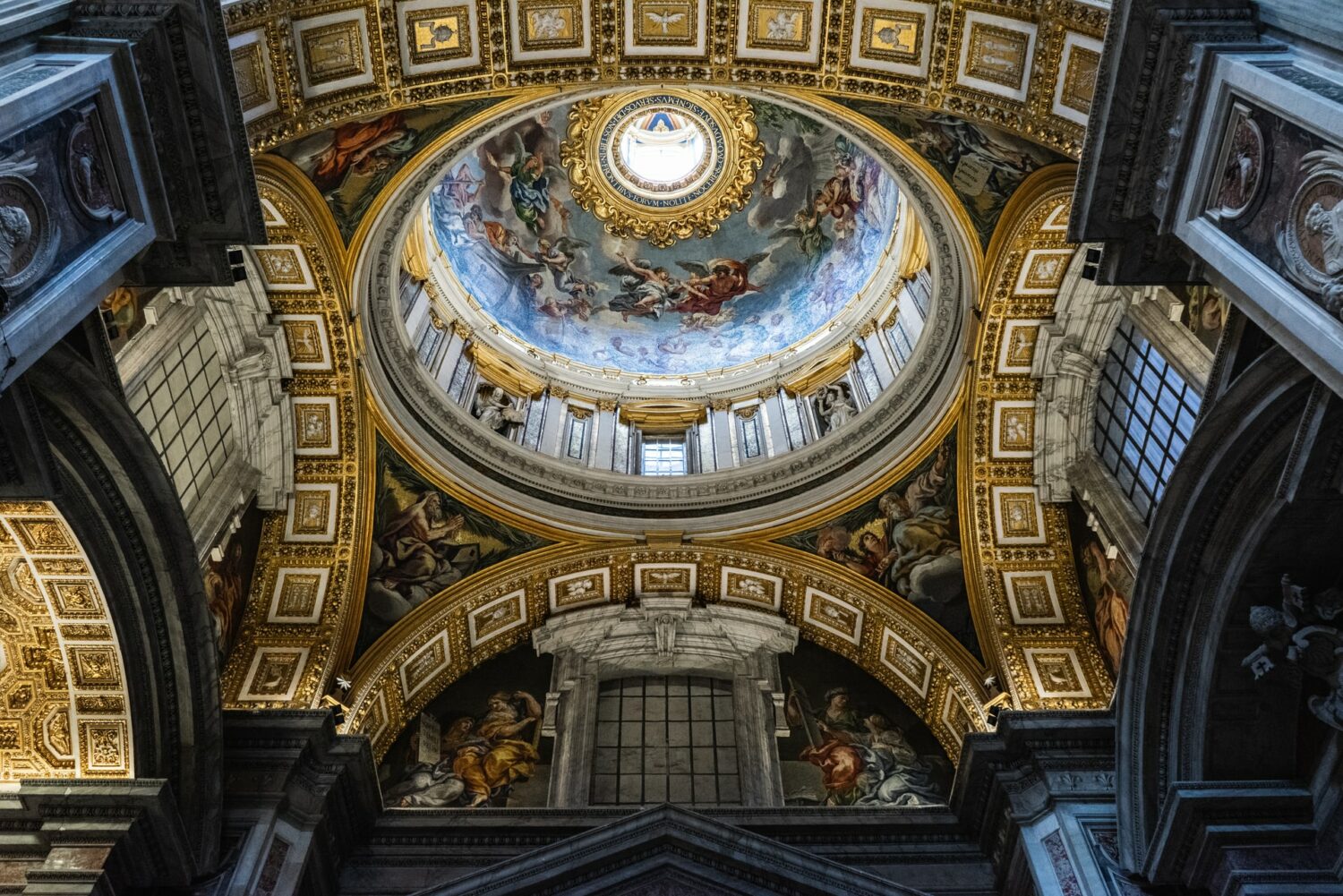teto da basílica de são pedro que pode ser visitado o seguro viagem itália