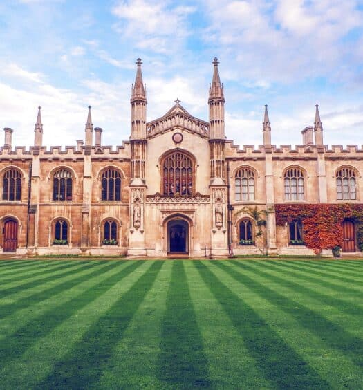 Universidade de Cambridge.
