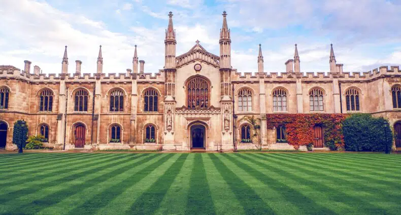 Universidade de Cambridge.